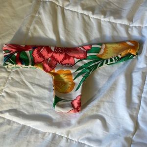 Reversible cheeky bikini bottom